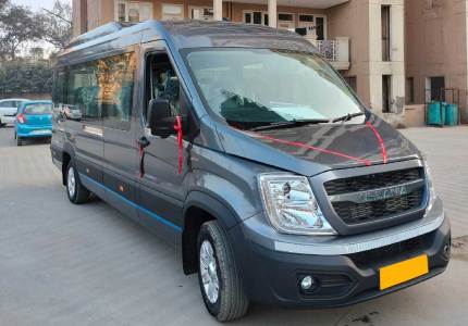 Luxury 17 Seater Urbania Traveller