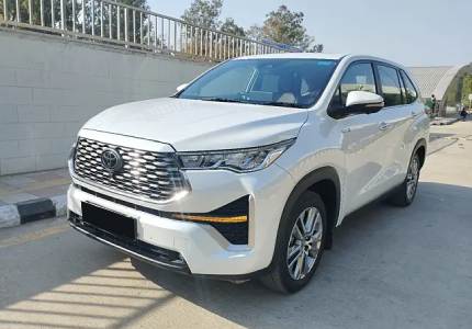 Premium Innova Hycross Taxi Rental for North India Tours